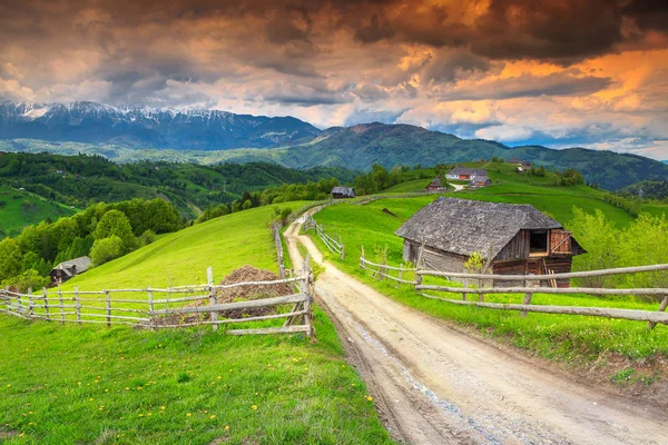 Maravilhosa paisagem rural da Transilvânia com terras agrícolas e montanhas, Bran, Roménia — Fotografia de Stock