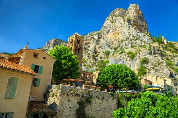 Typische middeleeuwse mediterrane gevels in Moustiers-Sainte-Marie, Provence, Frankrijk — Stockfoto