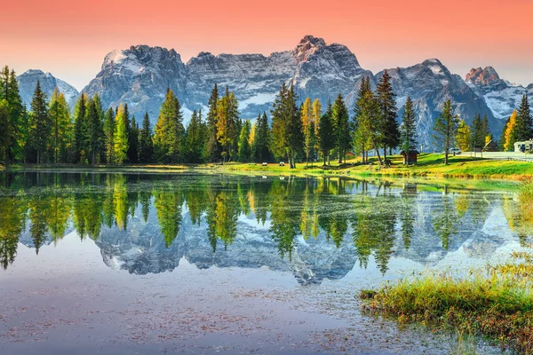 Impressionante lago alpino nas montanhas Dolomitas, lago Antorno, Itália, Europa — Fotografia de Stock