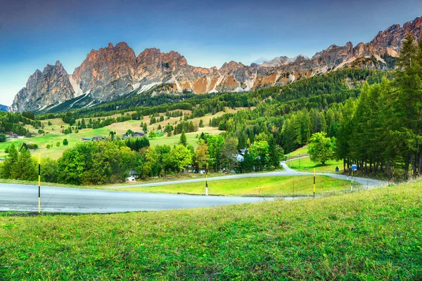 Fantastyczne alpejskie krajobrazy z wysokich gór w regionie Dolomity, Włochy — Zdjęcie stockowe