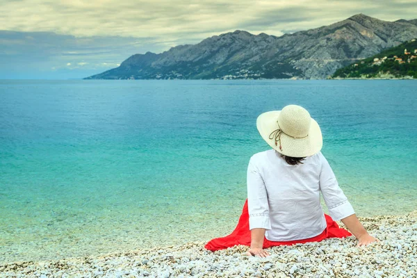 Jonge vrouw ontspannen op het strand — Stockfoto