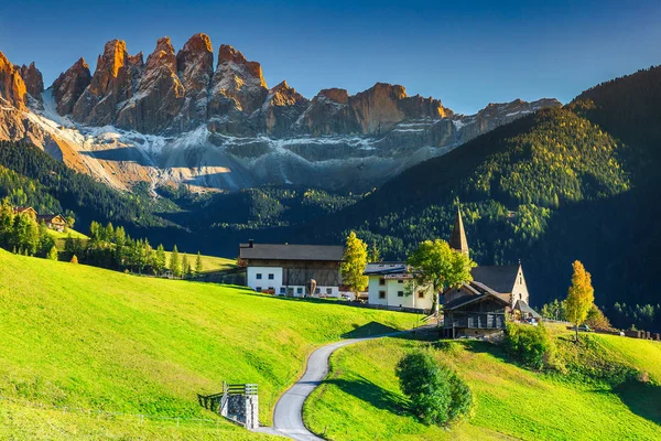 Impressionante paisagem de verão com a aldeia de Santa Maddalena, Dolomitas, Itália, Europa — Fotografia de Stock
