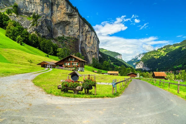 Famosa ciudad de Lauterbrunnen y cascada de Staubbach, Bernese Oberland, Suiza, Europa — Foto de Stock