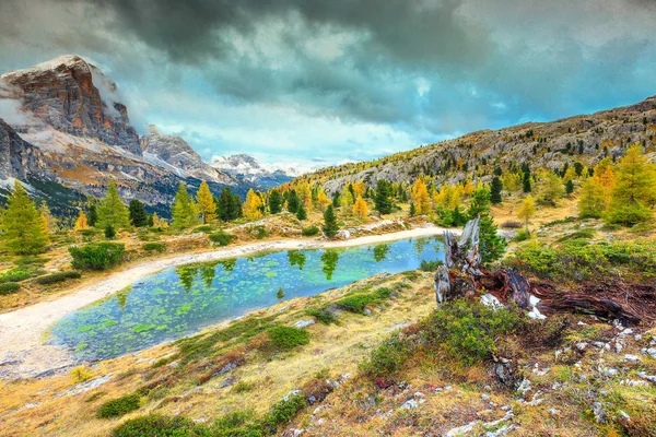 Lago alpino mágico com picos altos no fundo, Dolomites, Itália — Fotografia de Stock