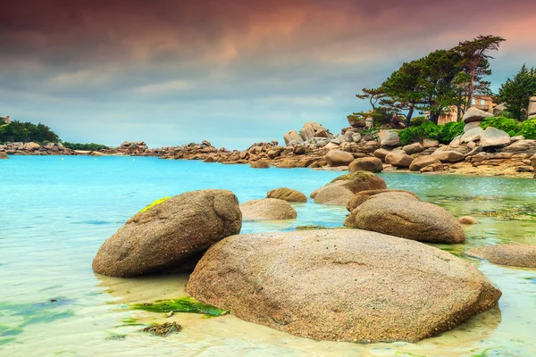 Merveilleuse côte atlantique avec des pierres de granit, Perros-Guirec, France — Photo