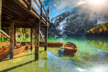Ahşap tekne ve gemilerde dağ gölü, Dolomites, İtalya