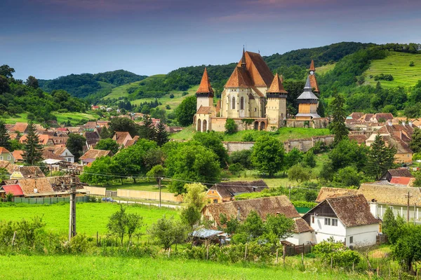 Berömda transylvanska turistisk by med saxon berikade kyrka, Biertan, Rumänien — Stockfoto