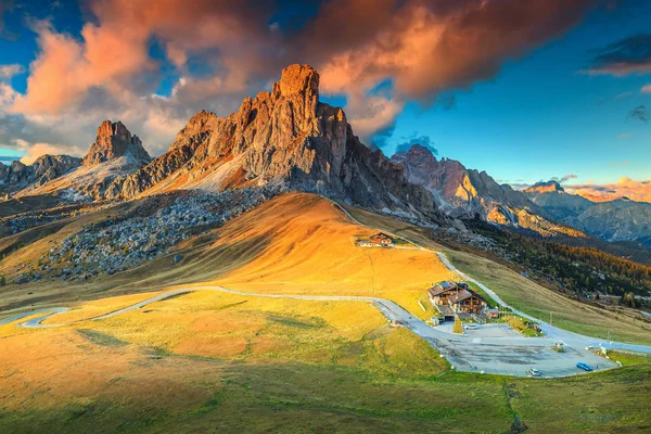神奇的高山传递与背景，白云岩，意大利高的山峰 — 图库照片