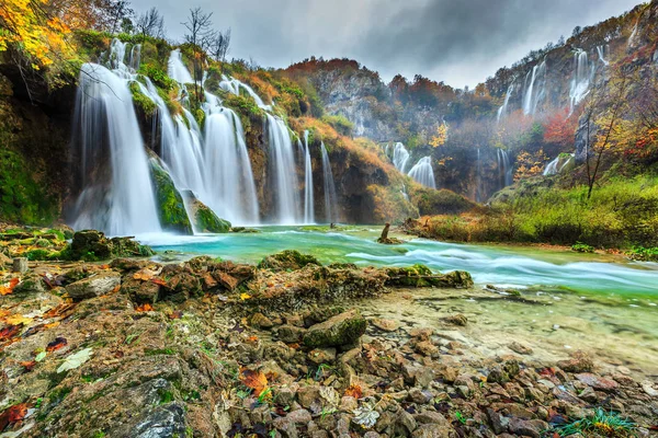 숲 Plitvice 호수, 크로아티아, 유럽에서 아름 다운 폭포 — 스톡 사진