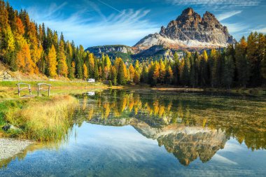 Arka planda yüksek zirveleri ile güzel alp gölü, Dolomites, İtalya