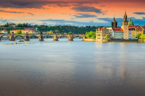 Slavné středověké kamenné Karlův most, Praha, Česká republika, Evropa — Stock fotografie