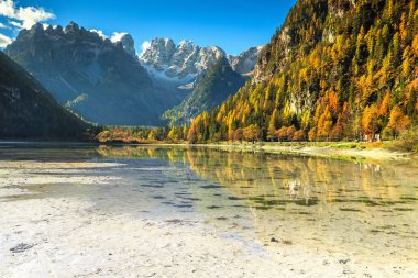 Arka plan, Dolomites, İtalya için yüksek tepeler ile harika dağ gölü