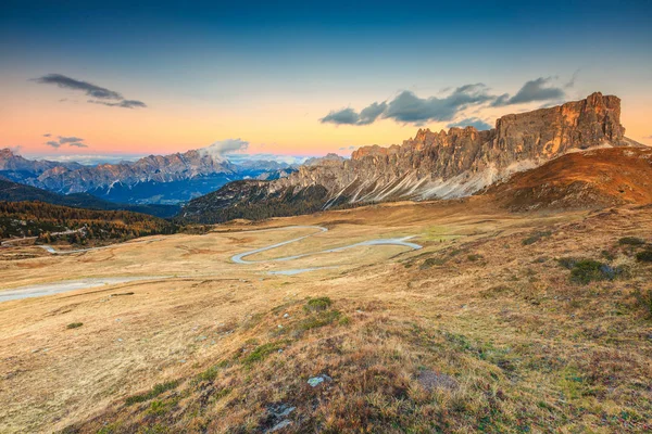 Majestueux col alpin avec de hauts sommets en arrière-plan, Dolomites, Italie — Photo