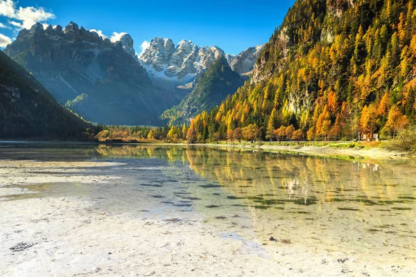 Fantastiskt alpin sjö med höga toppar i bakgrunden, Dolomiterna, Italien — Stockfoto