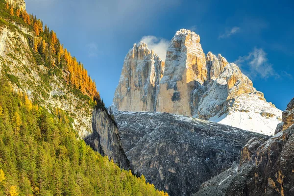 Famoso Tre Cime Di Lavaredo picos en Dolomitas, Italia —  Fotos de Stock