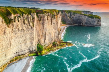 Ünlü plajı ve Normandiya bölgesi, Etretat, Fransa kayalık sahil şeridi