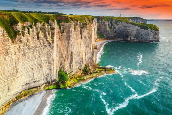 Beroemde strand en rotsachtige kustlijn in de regio Normandië, Etretat, Frankrijk — Stockfoto