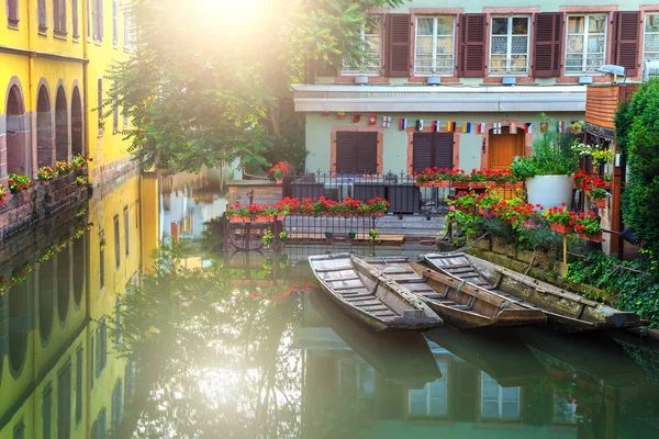 Traditionelle Straße mit Hafen in der Touristenstadt Colmar, Frankreich — Stockfoto