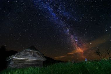 Samanyolu ve eski ahşap kulübe, Transilvanya, Romanya, Europe