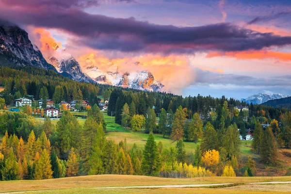 令人惊异的秋景中白云岩附近肾上腺皮质激素 d Ampezzo，意大利 — 图库照片