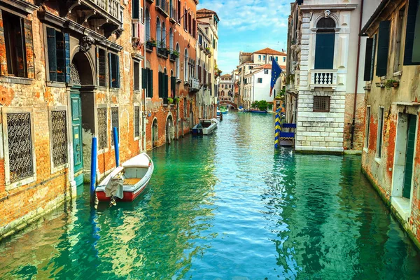 Espectacular canal estrecho con barcos en Venecia, Italia, Europa — Foto de Stock