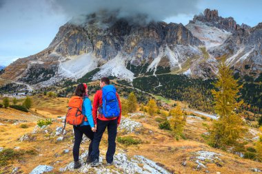 Genç çift manzarayı dağlar, Dolomites, İtalya