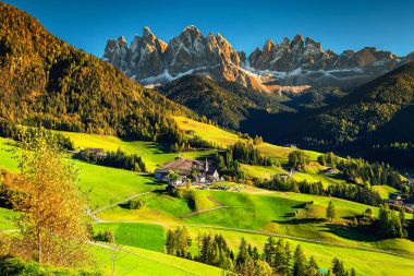 Harika sonbahar yatay, Santa Maddalena Köyü, Dolomites, İtalya, Europe