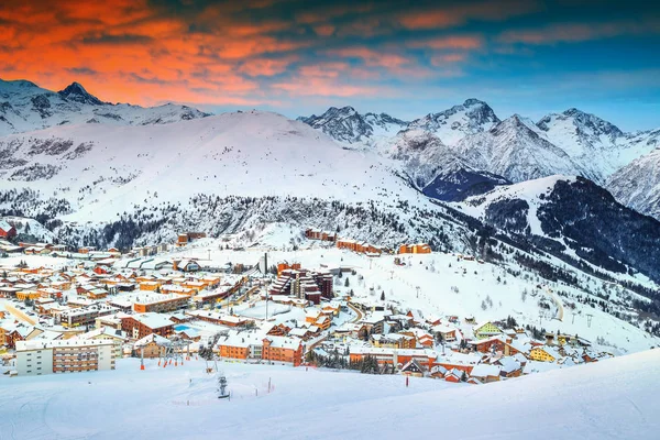 Nádherný východ slunce a lyžařské středisko ve francouzských Alpách, Evropa — Stock fotografie