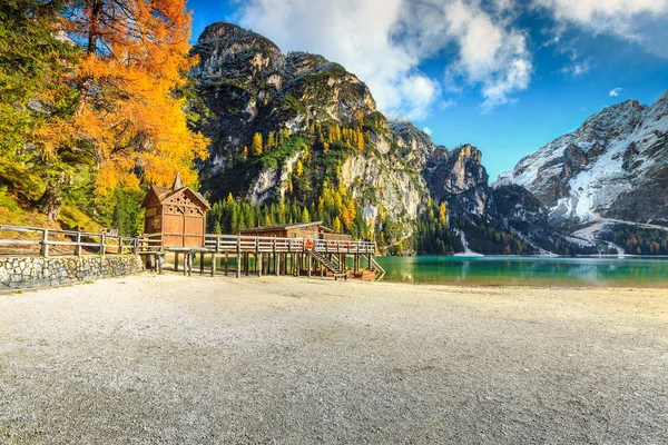 Осенний пейзаж со знаменитым альпийским озером, озеро Брайс, Доломиты, Италия — стоковое фото