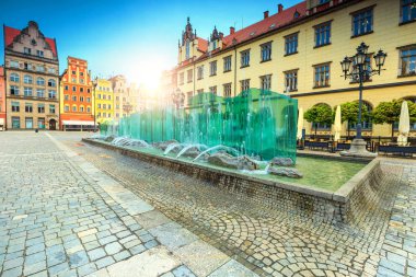 Muhteşem cam çeşme Meydanı ile renkli evleri, Wroclaw, Polonya