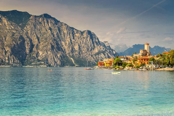 Espectacular complejo turístico de Malcesine y altas montañas, lago de Garda, Italia — Foto de Stock