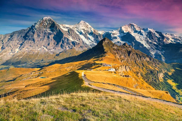 Estação turística de Mannlichen de montanha famosa, Bernese Oberland, Suíça, Europa — Fotografia de Stock