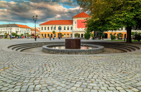 Sfantu ゲオルゲ市内中心部、ルーマニア ・ トランシルバニアの素晴らしいストリート ビュー — ストック写真