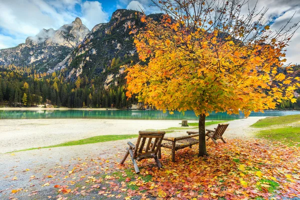 Paisagem fantástica de outono, Lago Braies em Dolomites, Itália, Europa — Fotografia de Stock