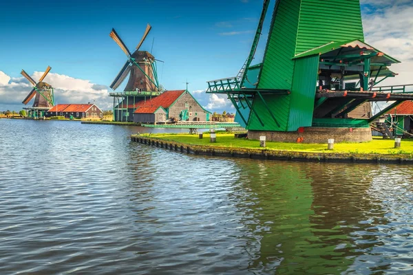 Traditionele Nederlandse molens van de Zaanse Schans, Zaandam, Nederland, Europa — Stockfoto