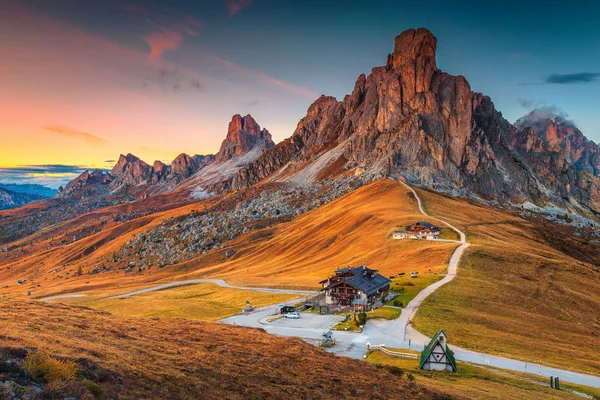 Majestueux col alpin avec de hauts sommets en arrière-plan, Dolomites, Italie — Photo