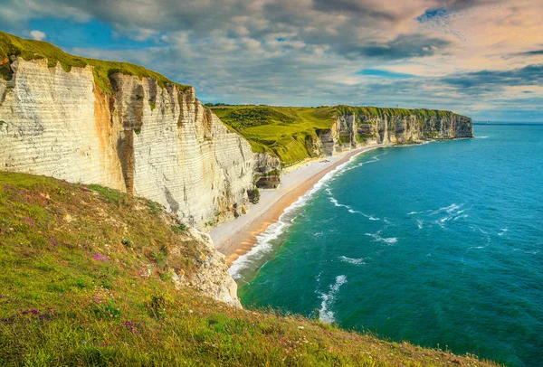 Fantástica praia e costa rochosa na região da Normandia, Etretat, França — Fotografia de Stock