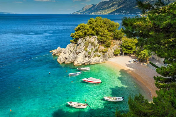 Bahía tropical y playa con lanchas, Brela, Dalmacia, Croacia —  Fotos de Stock
