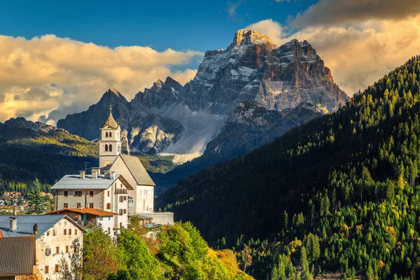 Niesamowita jesień krajobraz z Kościoła na wzgórzu, Dolomity, Włochy — Zdjęcie stockowe