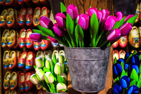 Colliers de chaussures en bois néerlandais en magasin de souvenirs aux Pays-Bas, Europe — Photo