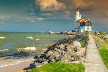Marken, Hollanda, Avrupa'nın ünlü deniz feneri ile muhteşem deniz manzarası 