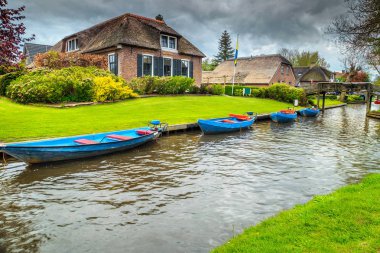 Güzel eski Hollanda köy evleriyle geleneksel, Giethoorn, Hollanda, Europe