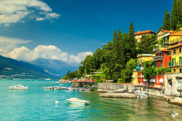 Spektakuläres Stadtbild mit Hafen und farbenfrohen Gebäuden, Varenna, Comer See — Stockfoto