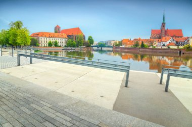 Eski şehir panoraması Wroclaw ile St John Katedrali, Polonya