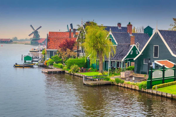 Fantastische toeristische dorp Zaanse Schans, in de buurt van Amsterdam, Nederland, Europa — Stockfoto