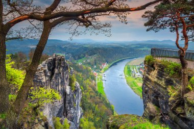 Güzel bahar panorama ile Elbe Nehri, Bastei, Sakson İsviçre, Almanya