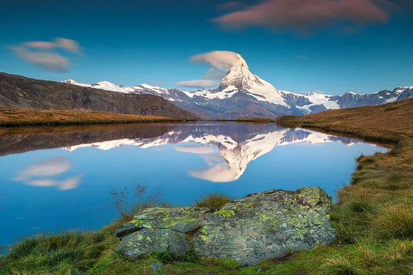 Wspaniały wschód słońca z szczyt Matterhorn i jezioro Stellisee, Valais, Szwajcaria — Zdjęcie stockowe