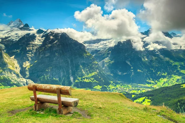 Lugar de descanso en las montañas con fantástico panorama, Grindelwald, Suiza, Europa — Foto de Stock