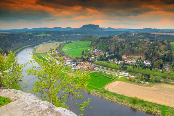 Υπέροχη άνοιξη Πανόραμα με τον ποταμό Έλβα, Bastei, Σαξωνική Ελβετία, Γερμανία — Φωτογραφία Αρχείου