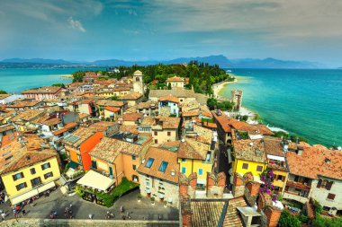 Fantastik panorama kuleden Scaliger, Sirmione, Garda Gölü, İtalya
